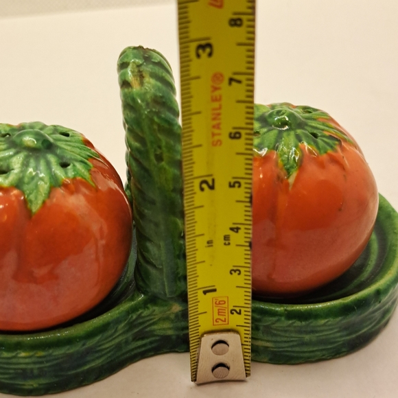 Cute Vintage 1950’s Tomato Salt and Pepper Shakers. - Picture 2 of 6